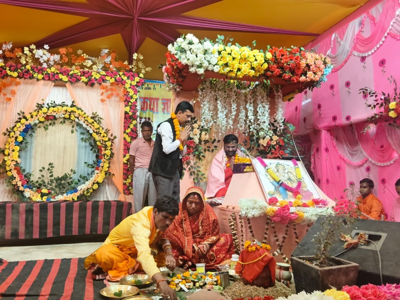 मथुरापुर गांव में आयोजित भागवत कथा में मनाया गया श्री कृष्ण जन्मोत्सव