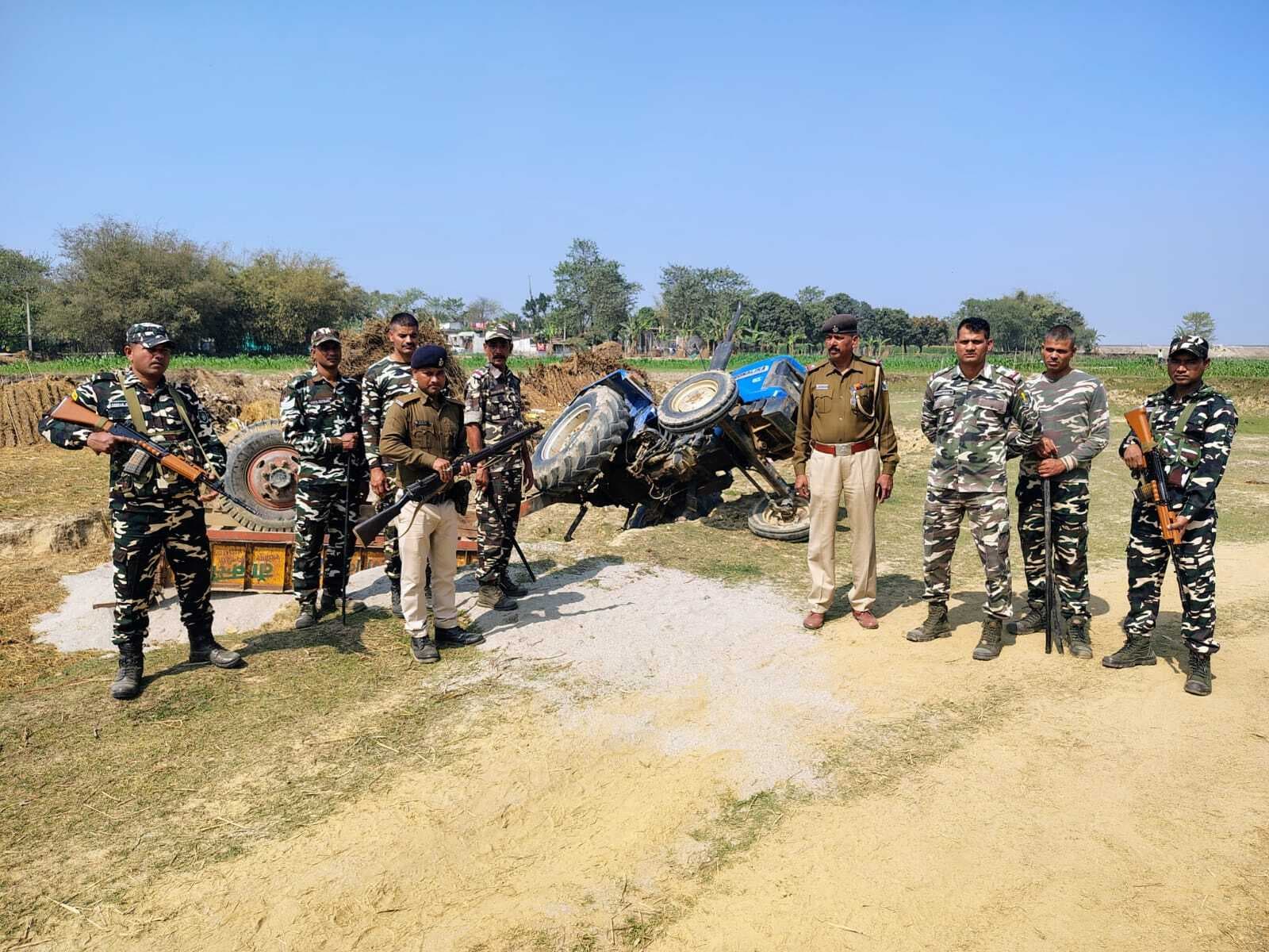 मेंची नदी से अवैध बालू खनन करते दो ट्रैक्टर जब्त