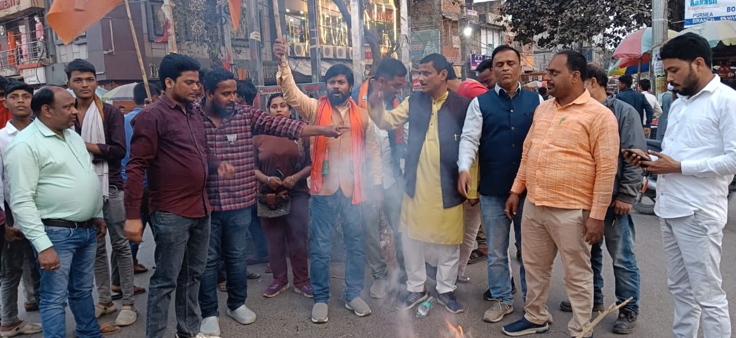 भाजपाइयों ने राहुल गांधी का पुतला फूंका