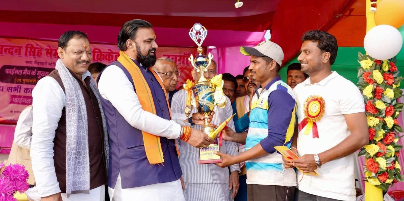 शिवनंदन सिंह मेमोरियल क्रिकेट टूर्नामेंट का चैंपियन बना शाहकुंड