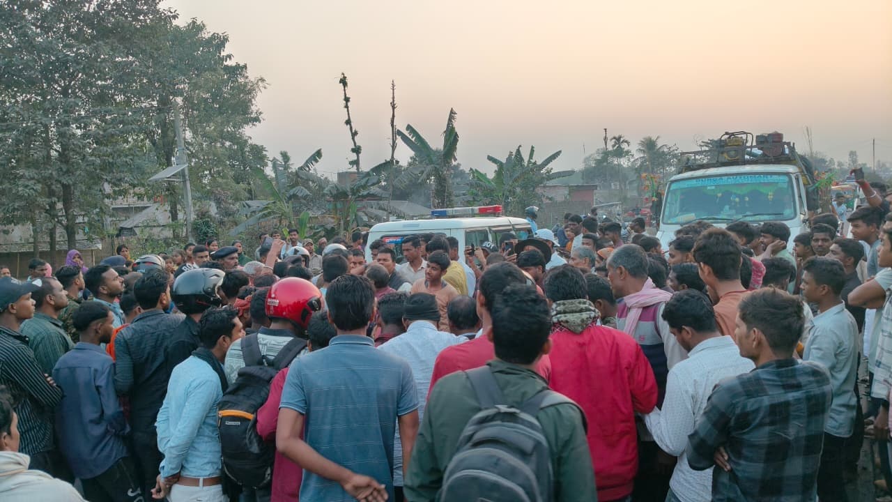 ट्रक की ठोकर से बाइक सवार एक युवक की मौत, दूसरा गंभीर