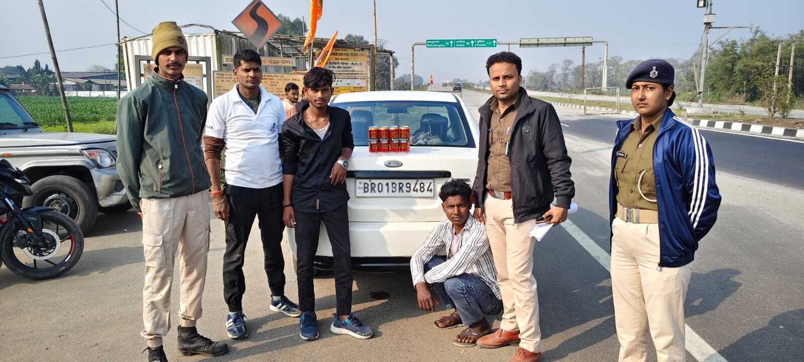 कार से 59 लीटर बियर बरामद, दो तस्कर गिरफ्तार