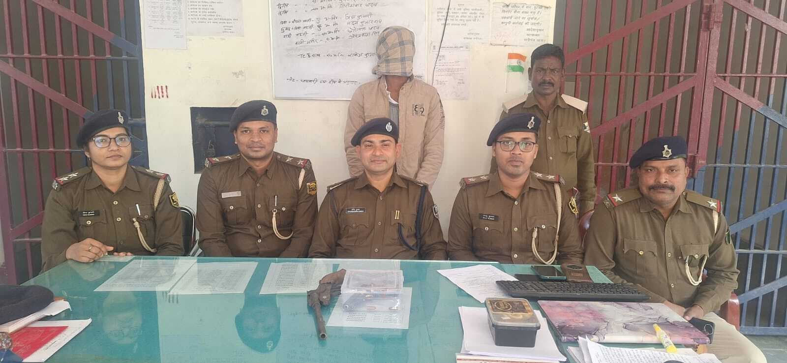 पिस्टल, कट्टा व गोली के साथ युवक गिरफ्तार