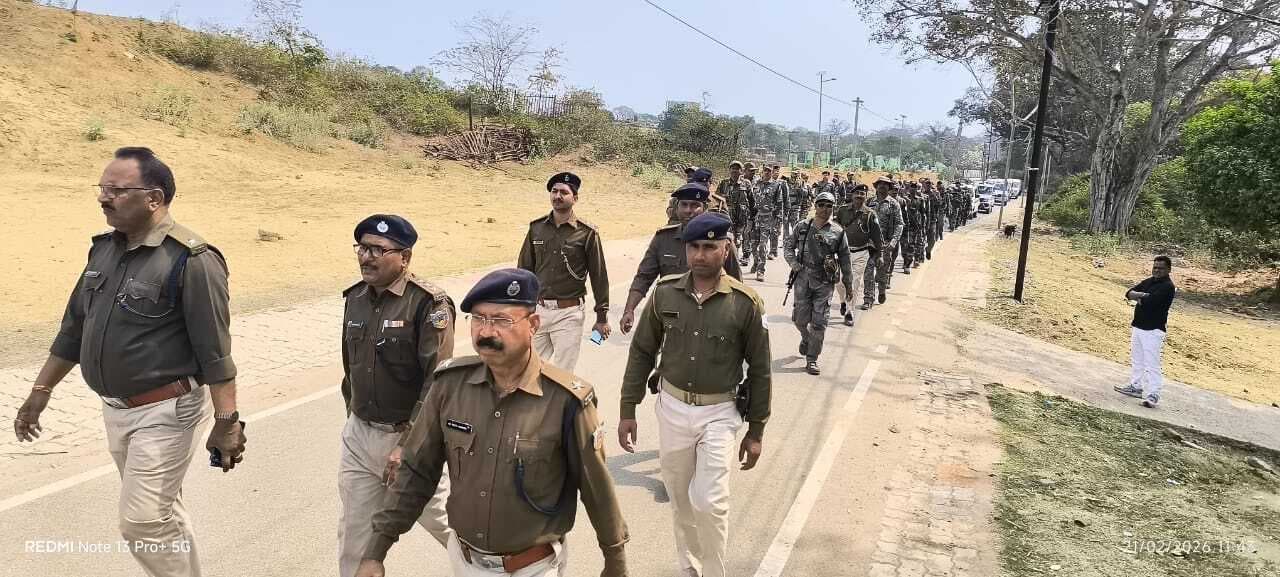 निकाय चुनाव शांतिपूर्ण माहौल में संपन्न कराने को लेकर पुलिस ने निकाला फ्लैग मार्च
