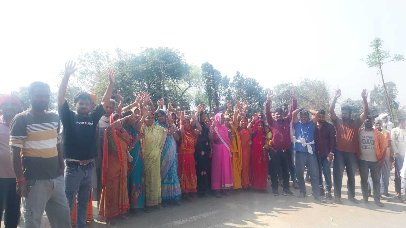 एनएच पर कट बंद करने पर ग्रामीणों का प्रदर्शन