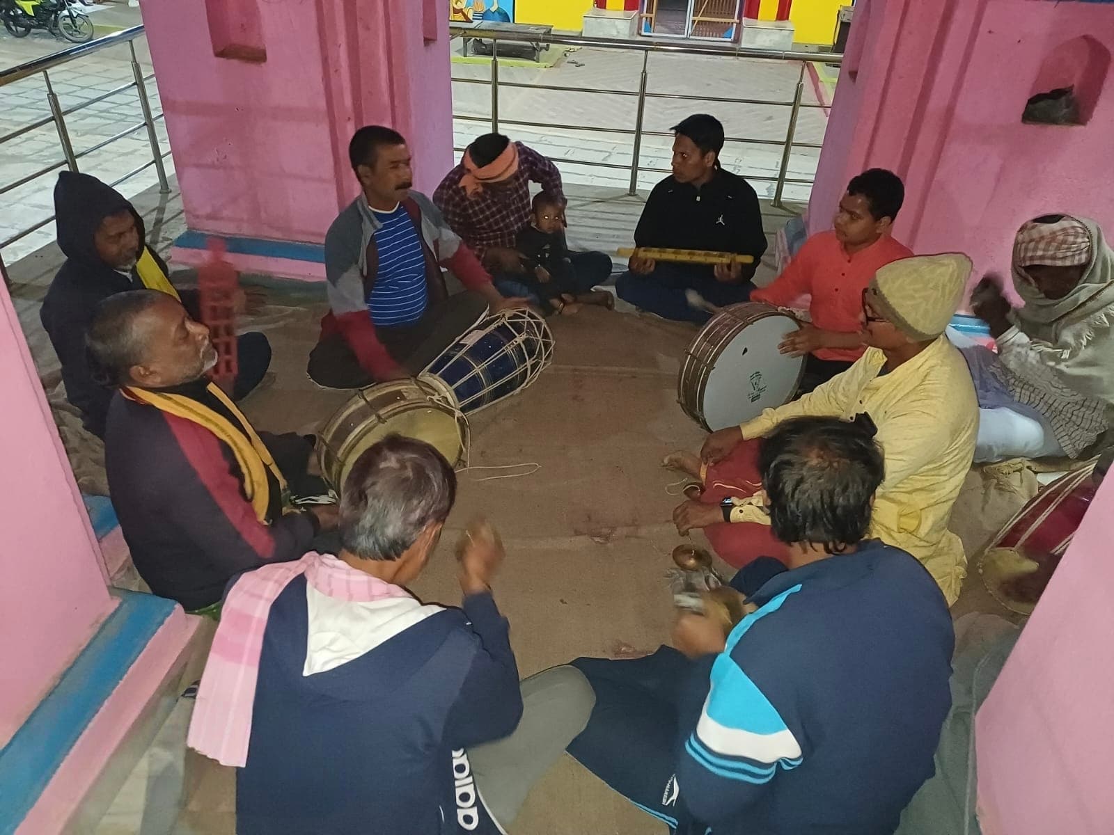 मधुसूदन मंदिर में गूंज रहे पारंपरिक होली गीत, देर रात तक फगदोल में उमड़ रहे श्रद्धालु