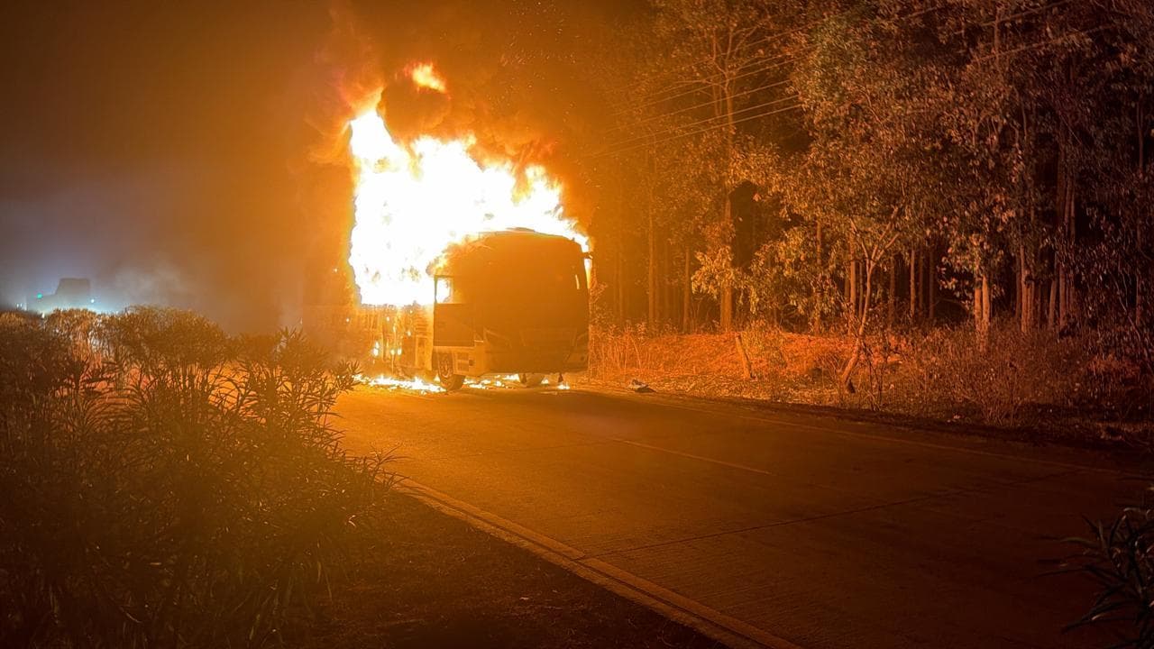 East Singhbhum News : शॉर्ट सर्किट से बस में लगी आग, बाल-बाल बचे 50 यात्री