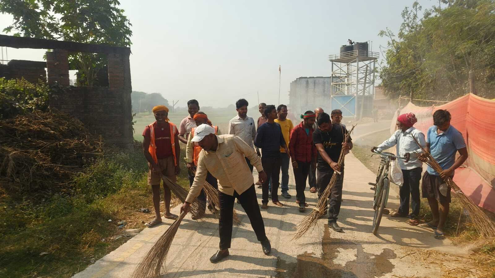 शासन गांव में स्वच्छता अभियान की मुखिया ने की शुरुआत