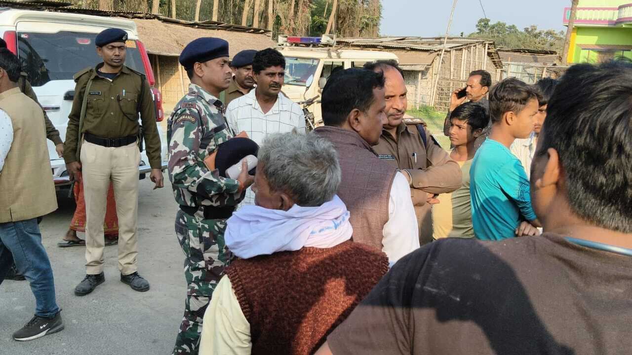 सरकारी जमीन से अतिक्रमण हटाने के दौरान पत्थरबाजी में ईंट लगने से वृद्ध महिला की मौत