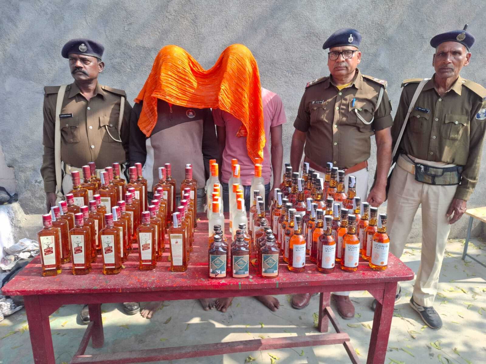 चेकिंग के दौरान ऑटो से 93 बोतल शराब बरामद, दो गिरफ्तार