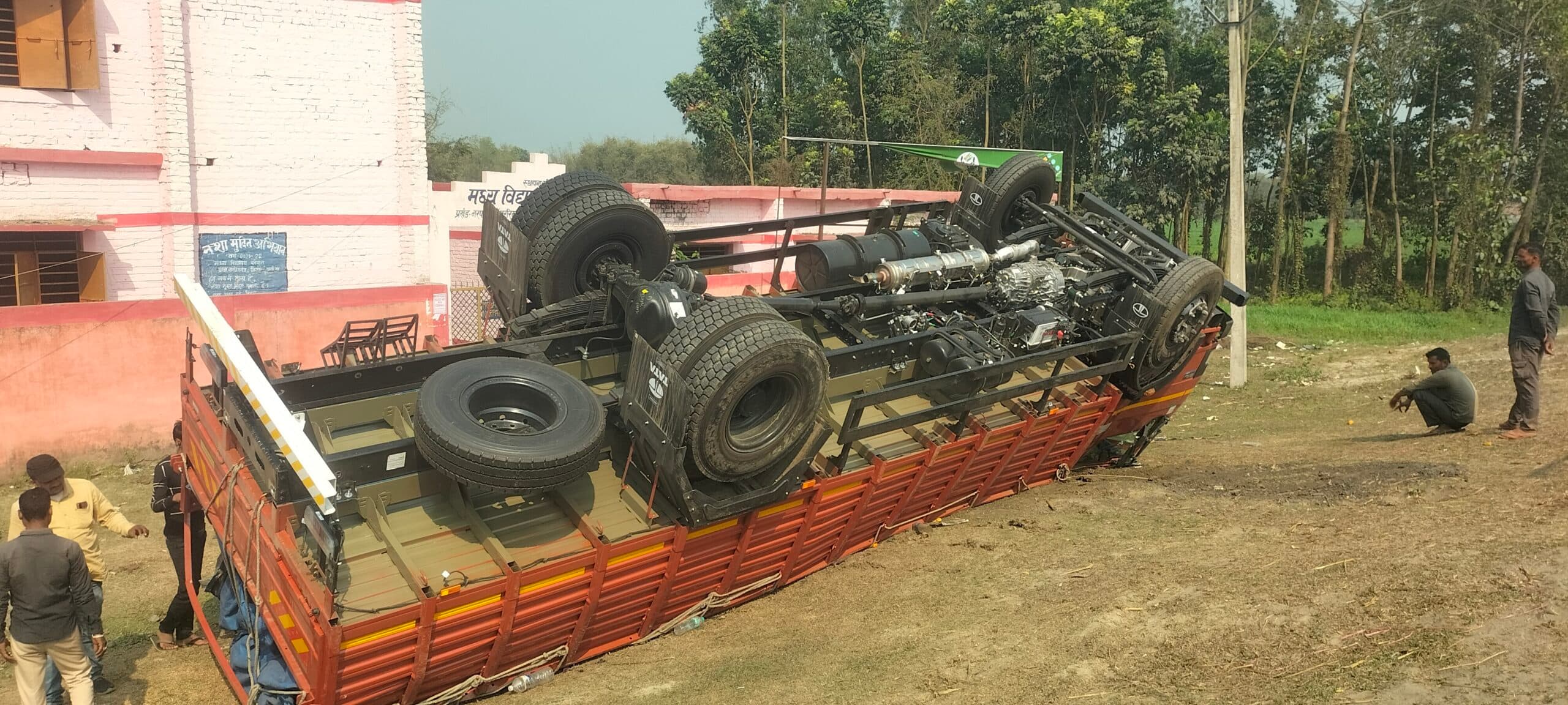 संतरा लोड ट्रक पलटा, चालक घायल