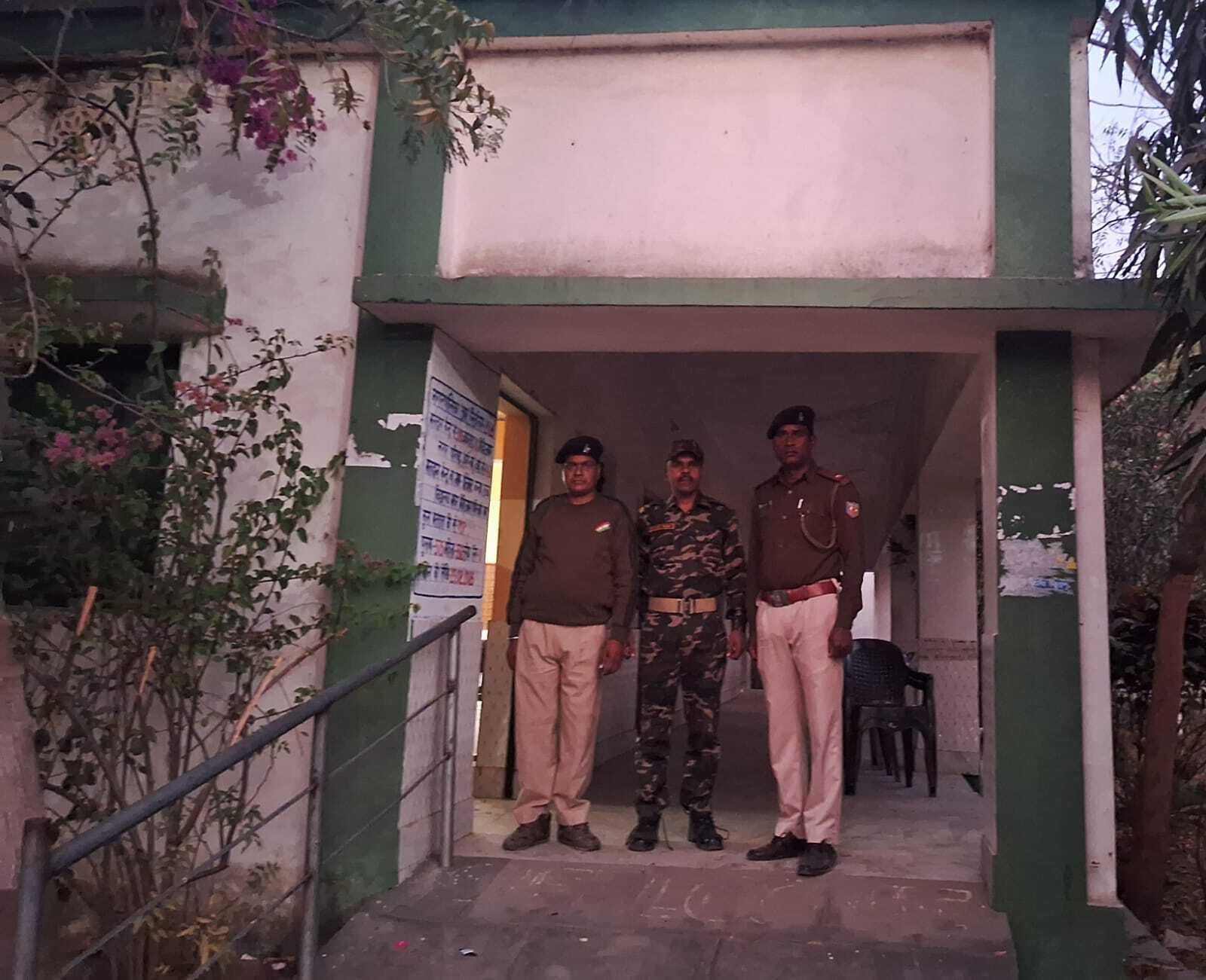 चुनाव : मतपेटियों के साथ बूथों पर पहुंचे मतदानकर्मी, वोटिंग आज