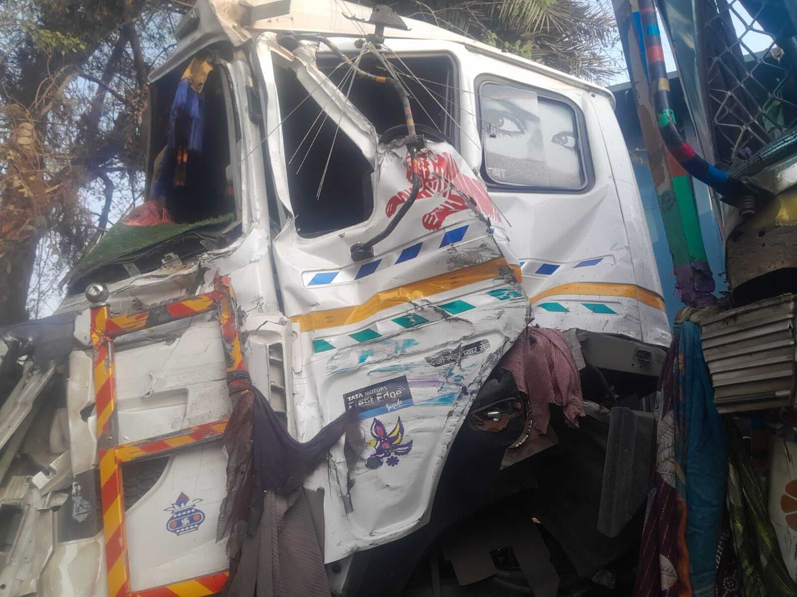 हाइवा और ट्रक के बीच आमने-सामने की टक्कर, बाल-बाल बचे चालक