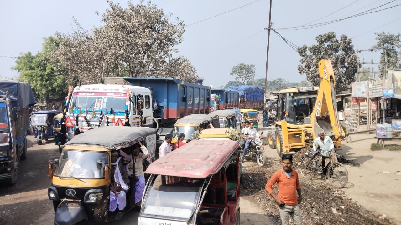 राष्ट्रीय राजमार्ग 107 निर्माण में लापरवाही से मीरगंज चौक पर भीषण जाम