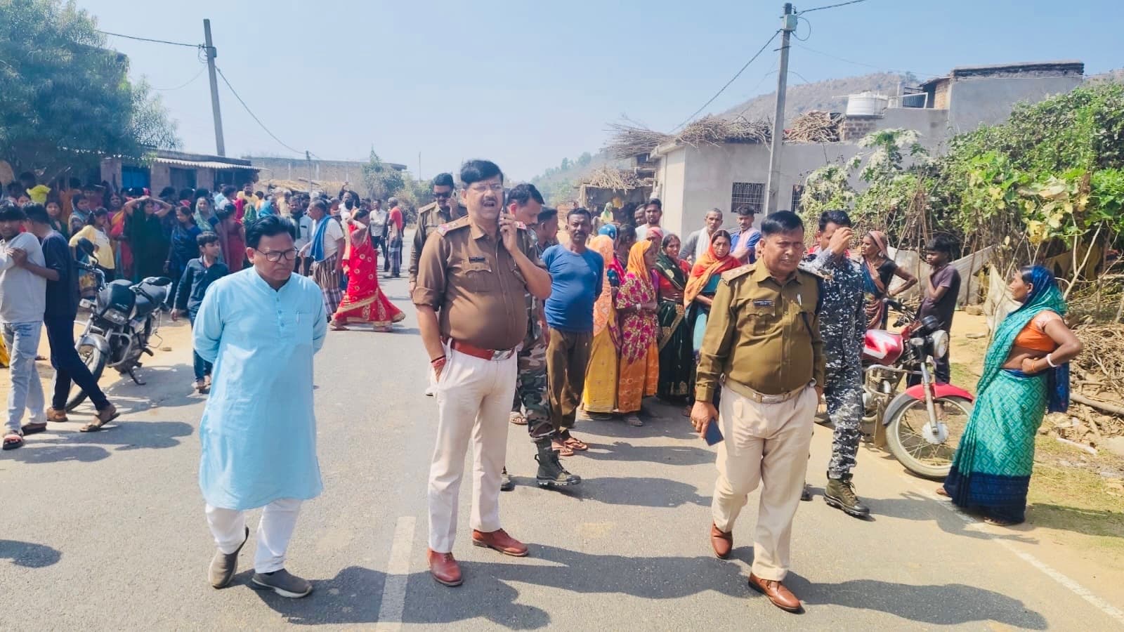 Giridih News :हत्यारोपी के पिता के अंतिम संस्कार का गांव में विरोध, सड़क पर उतरीं महिलाएं