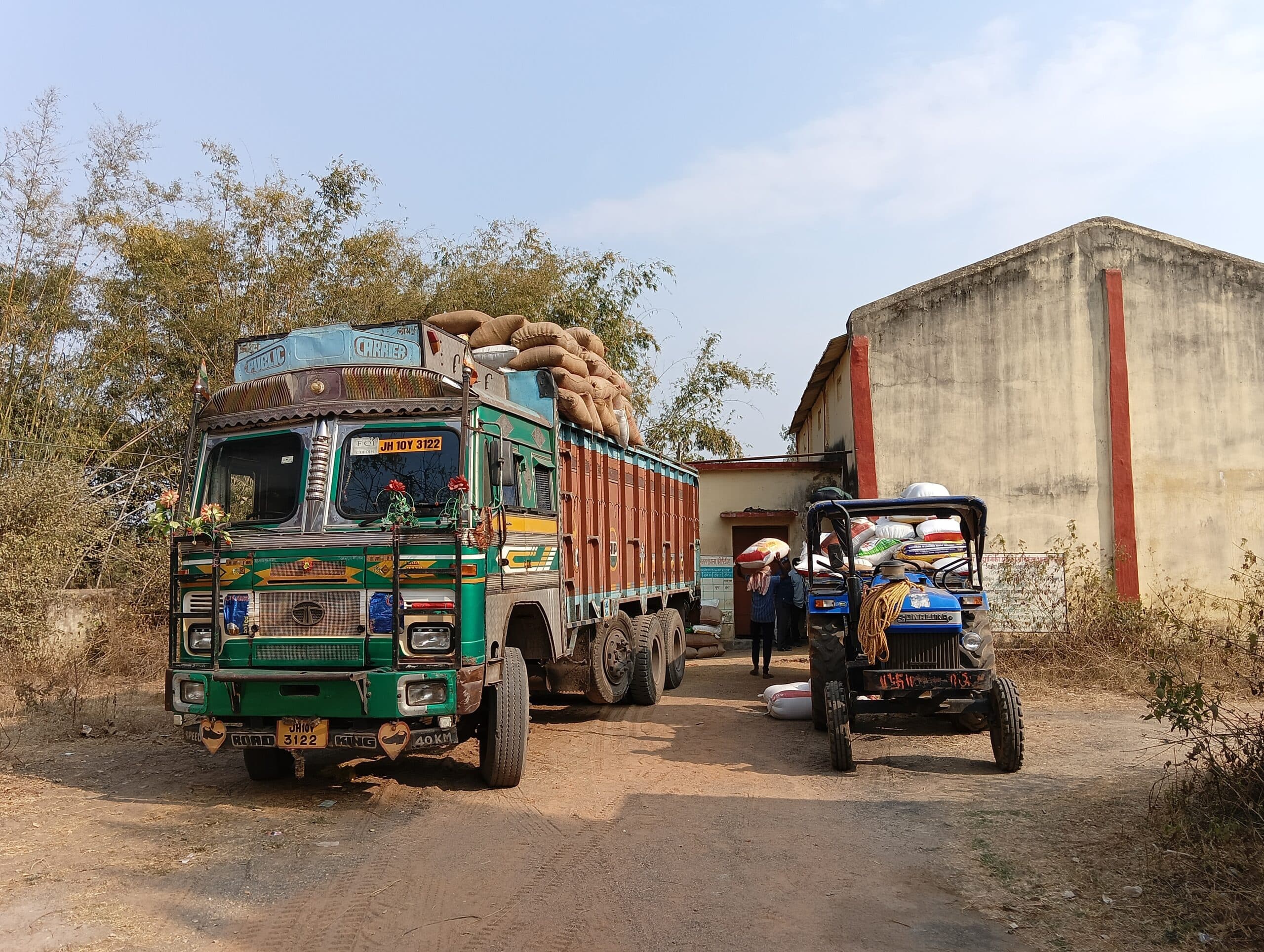 Giridih News :जेएसएफसी गोदाम में रखा जा रहा धान