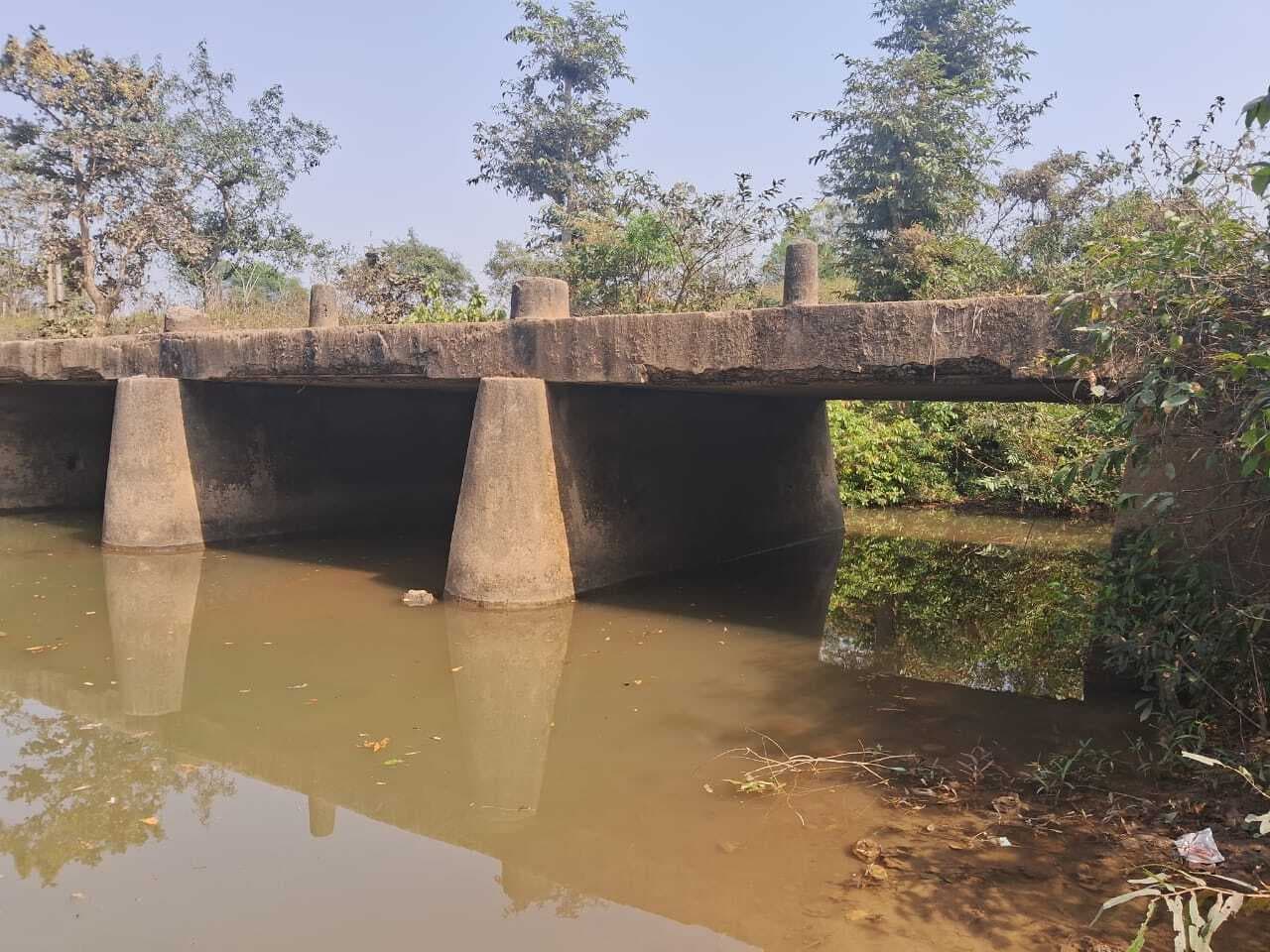 Chaibasa News : शिलान्यास के 6 माह बाद भी काम ठप, ग्रामीणों ने दी आंदोलन की चेतावनी