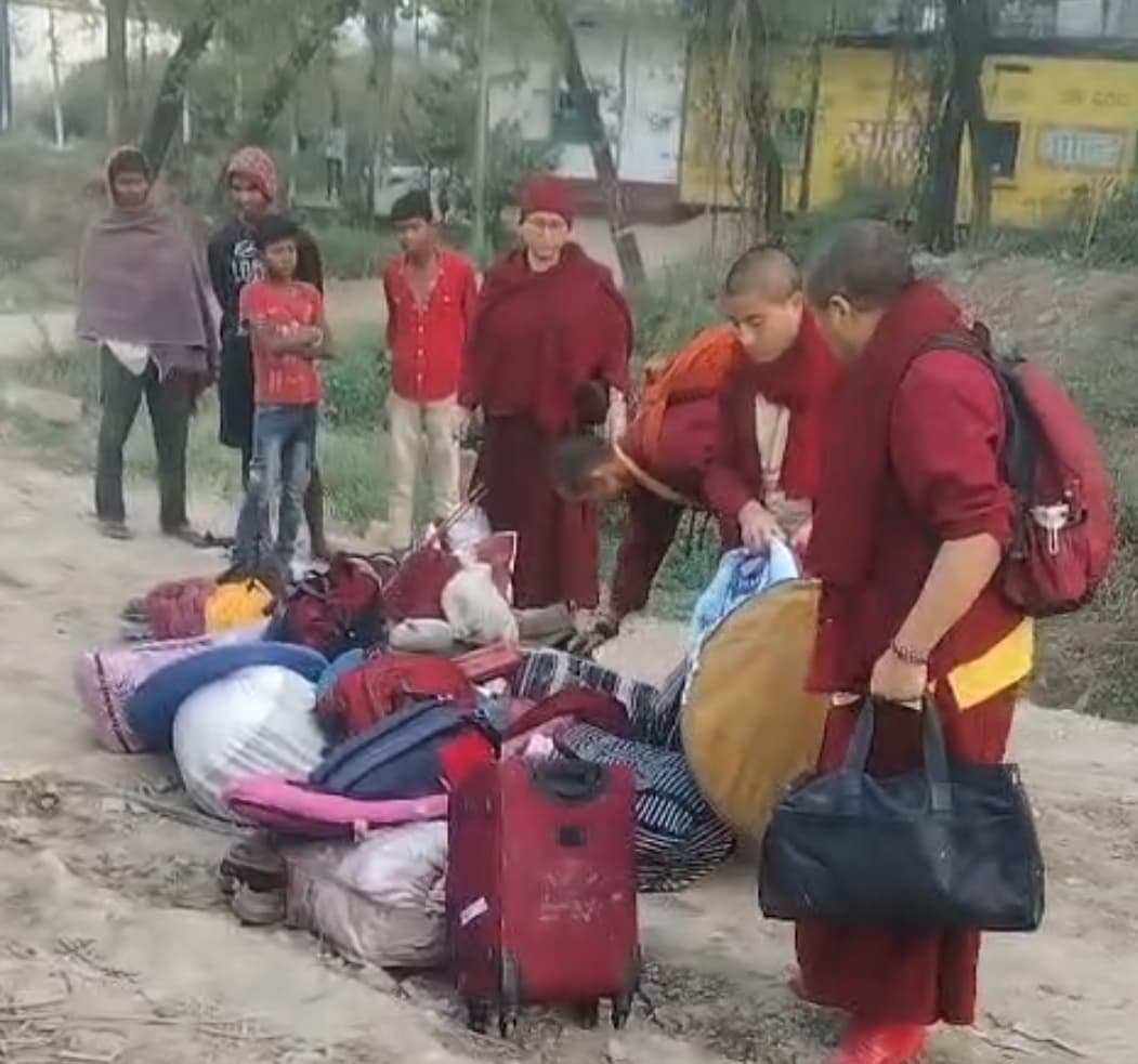 चालक को झपकी लगने से बस पलटी, छह यात्री जख्मी