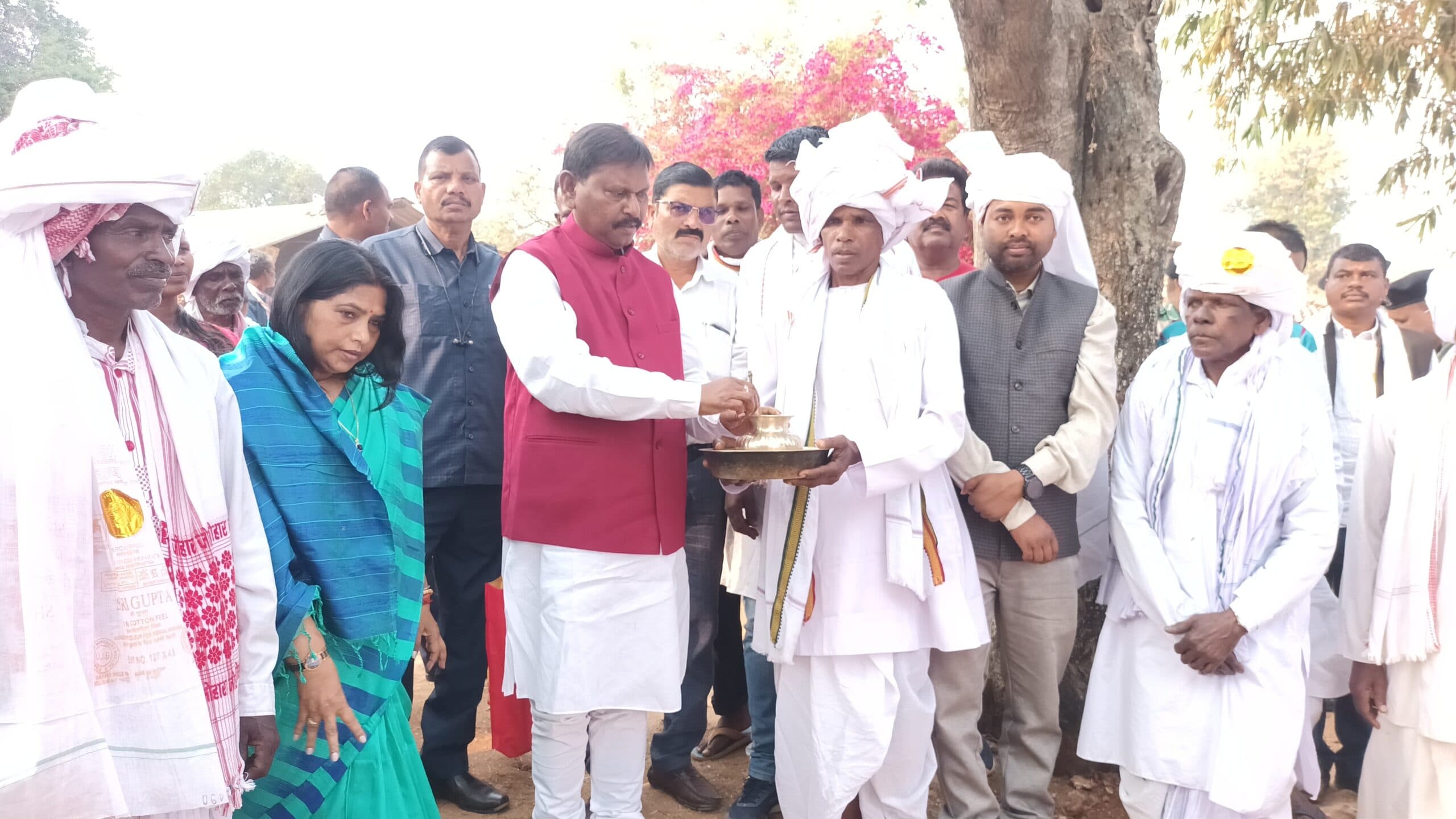 दिवंगत सानिका पाहन के पत्थलगड़ी कार्यक्रम में शामिल हुए अर्जुन मुंडा