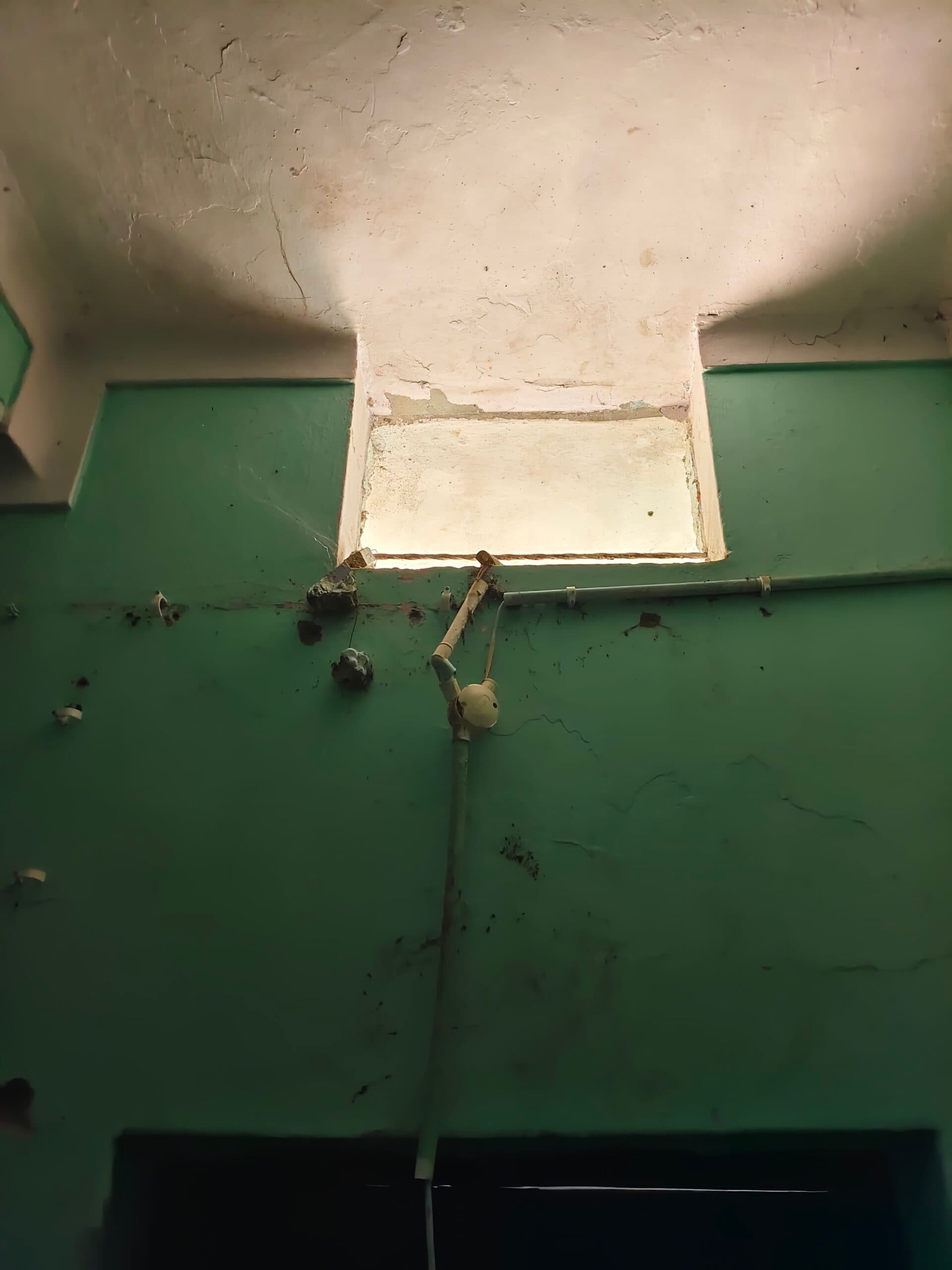 चोरों ने बंद घर से उड़ाये 2.30 लाख के सामान