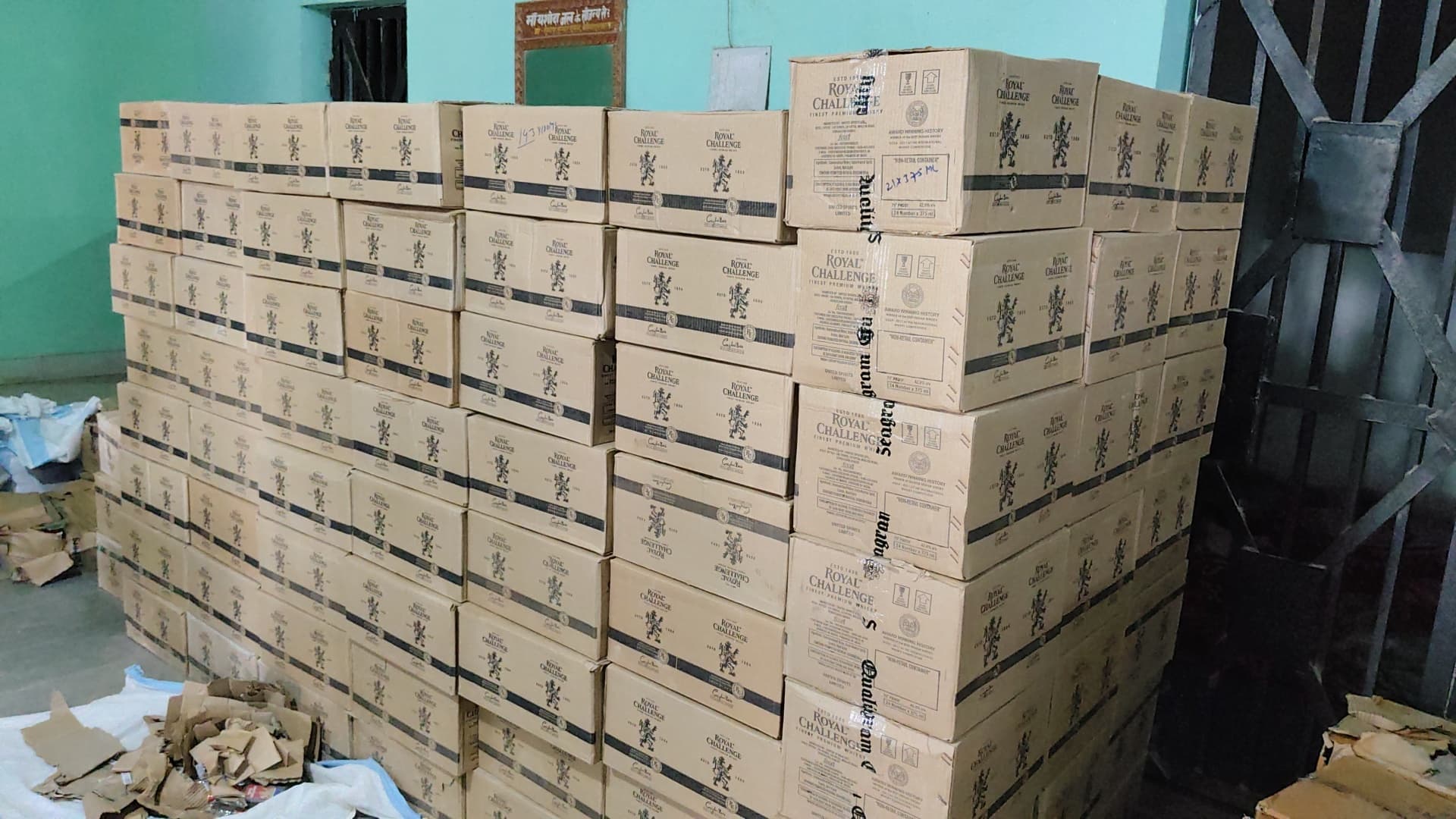 गिट्टी के नीचे से 3800 लीटर विदेशी शराब जब्त, तस्कर फरार