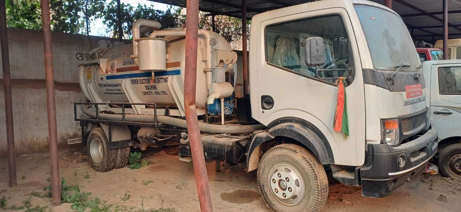 बिना चले ही कबाड़ बन गयीं महंगी मशीनें व वाहन, करोड़ों का नुकसान