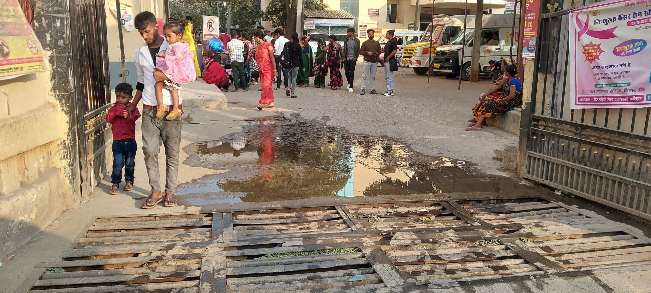 सदर अस्पताल के मुख् गेट पर गंदे पानी के बहाव से मरीज परेशान
