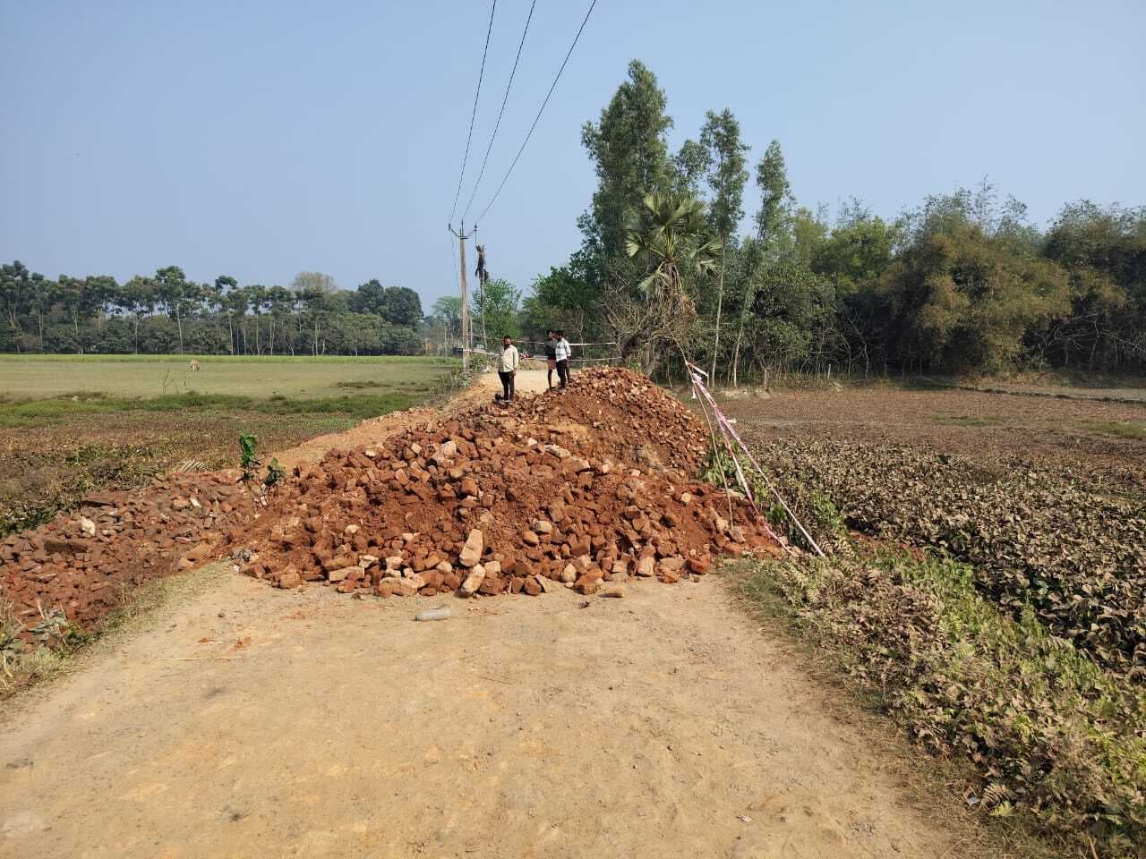 डायवर्सन बिना बनाये ही खोद दी सड़क, राहगीर बेहाल