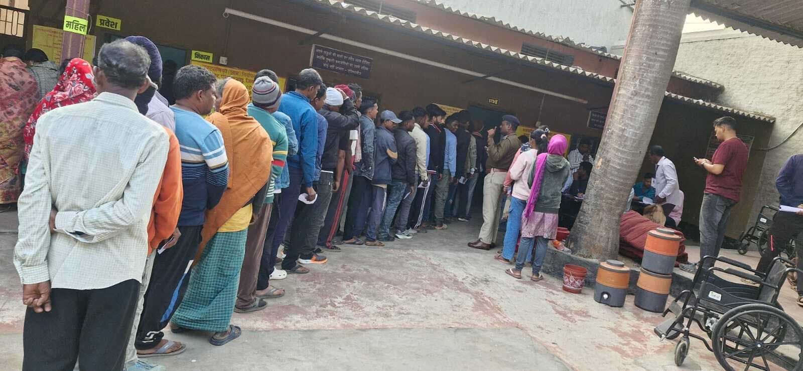 मतदाताओं में भारी उत्साह, सुबह 6:30 से ही लग गयी थी वोटरों की लाइन