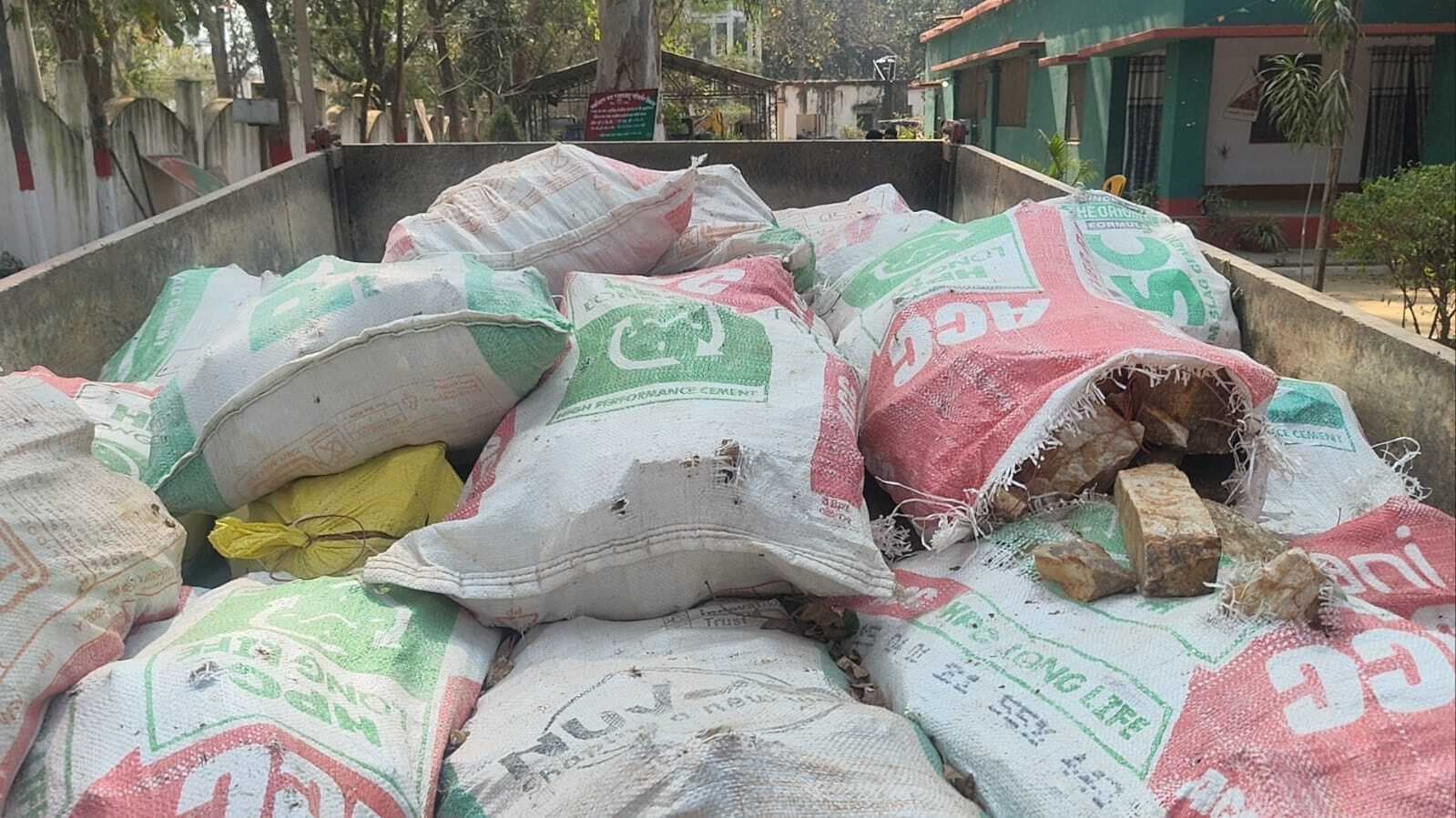 ललकी अभ्रक माइंस में छापेमारी,अवैध खनन में लगी पत्थर लदी ट्रैक्टर-ट्रॉली जब्त