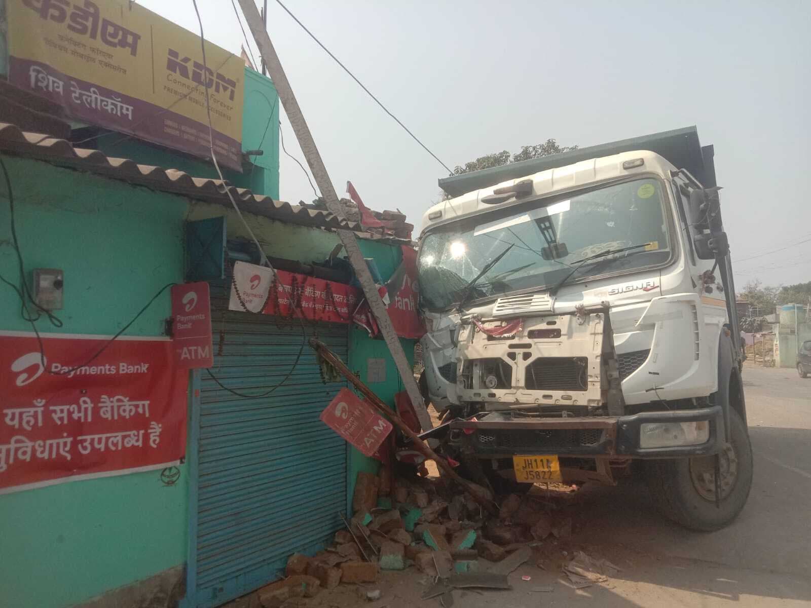 अनियंत्रित हाइवा ने बिजली खंभे में मारी टक्कर