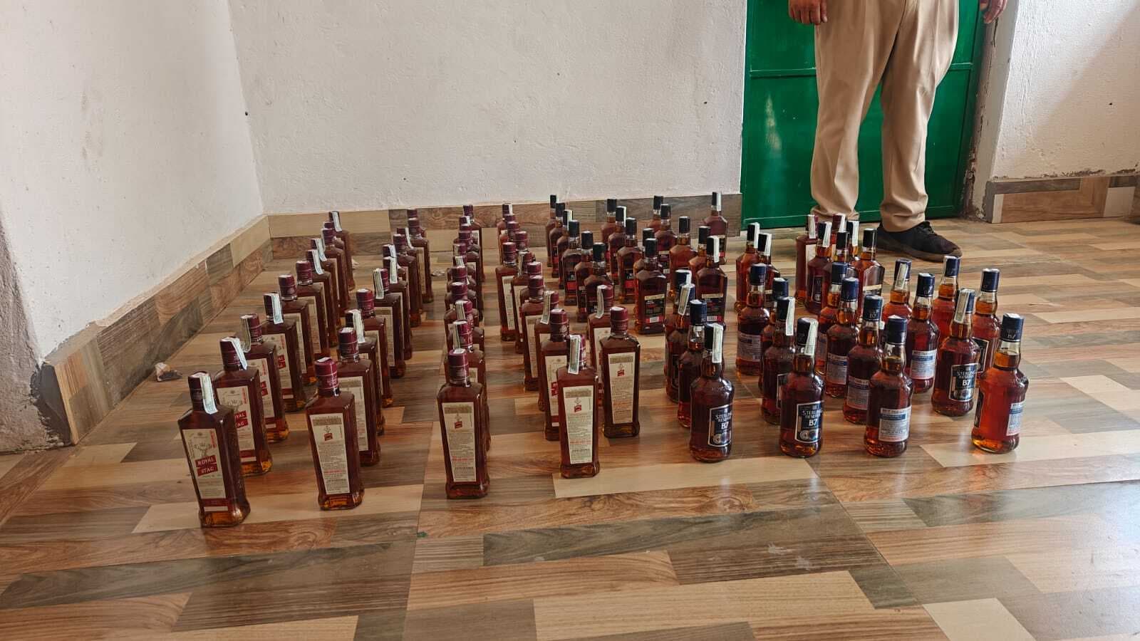 कटोरिया के चूनाकोठी आंगनबाड़ी केंद्र से 89 बोतल विदेशी शराब बरामद