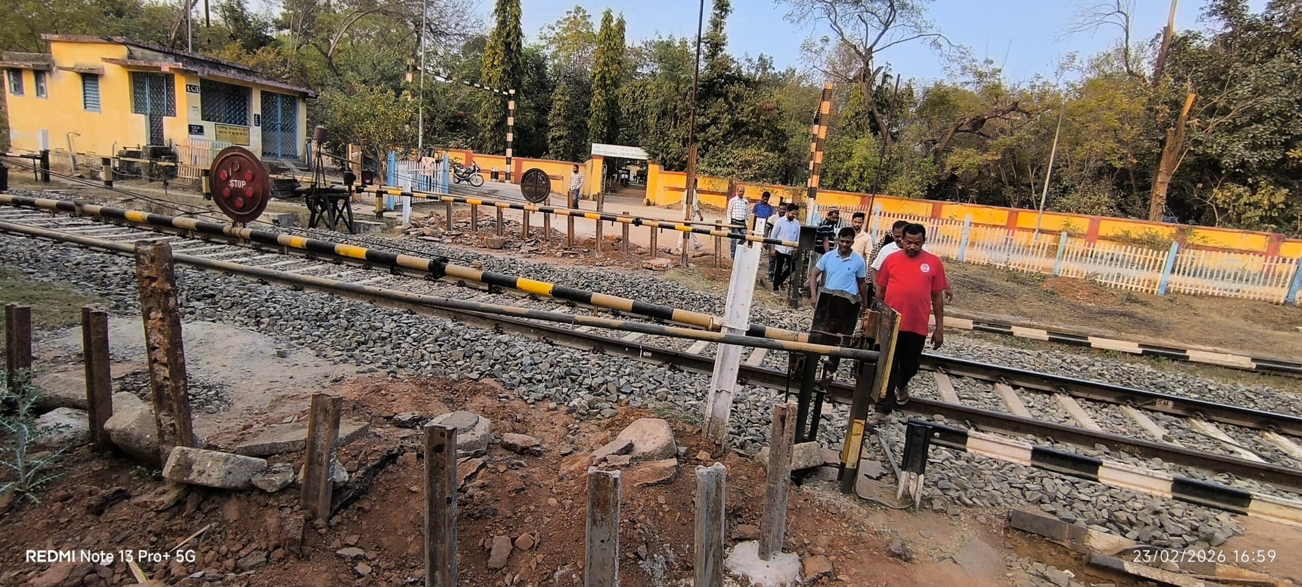 जान जोखिम में डालकर मतदान केंद्र पहुंचे मतदाता