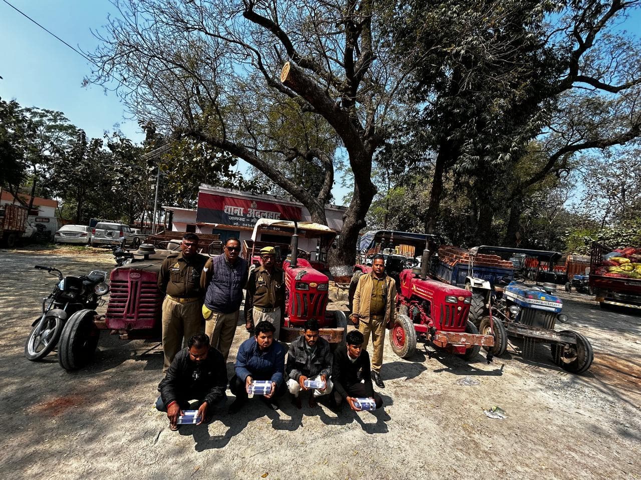 यूपी पुलिस के हत्थे चढ़ा ट्रैक्टर चोर गिरोह, कैमूर के तीन युवक पकड़ाये