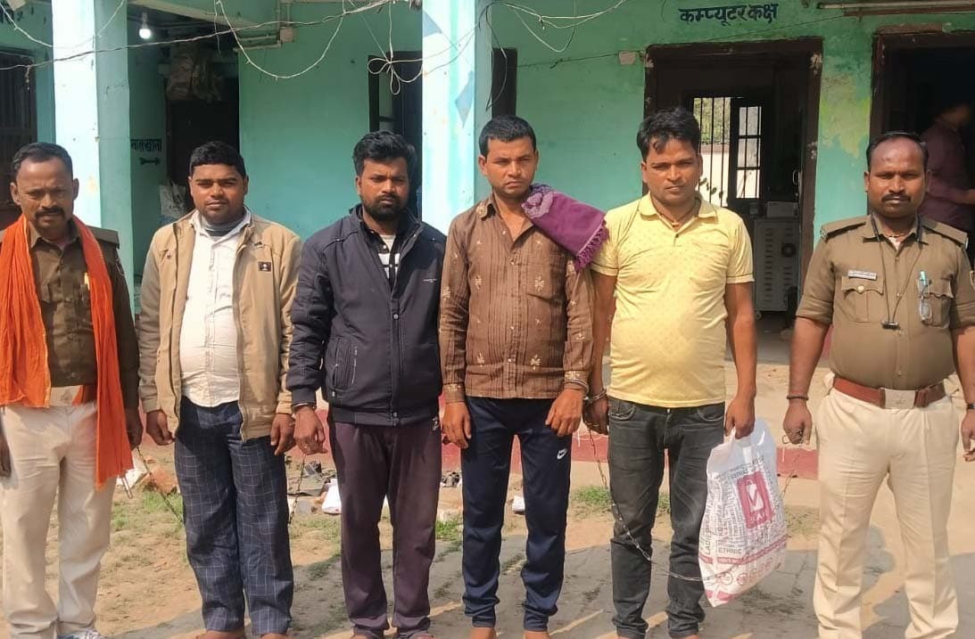 शराब के साथ धंधेबाज व तीन शराबी गिरफ्तार