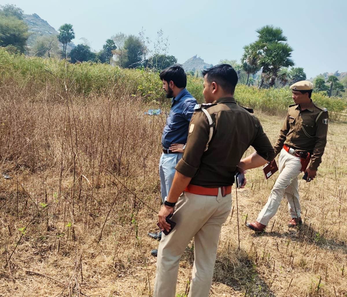 सड़क किनारे झाड़ी से युवक का शव बरामद, कुछ दिन पूर्व मौत होने की आशंका