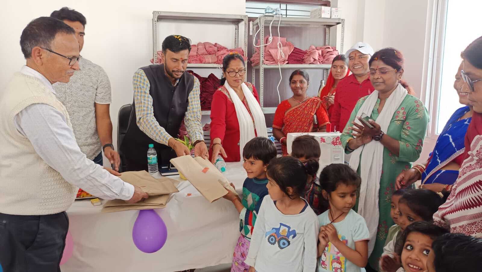 डुमरी में जीविका समूह ने शुरू की आंगनबाड़ी पोशाक आपूर्ति, 14 हजार सेट बनाने का लक्ष्य