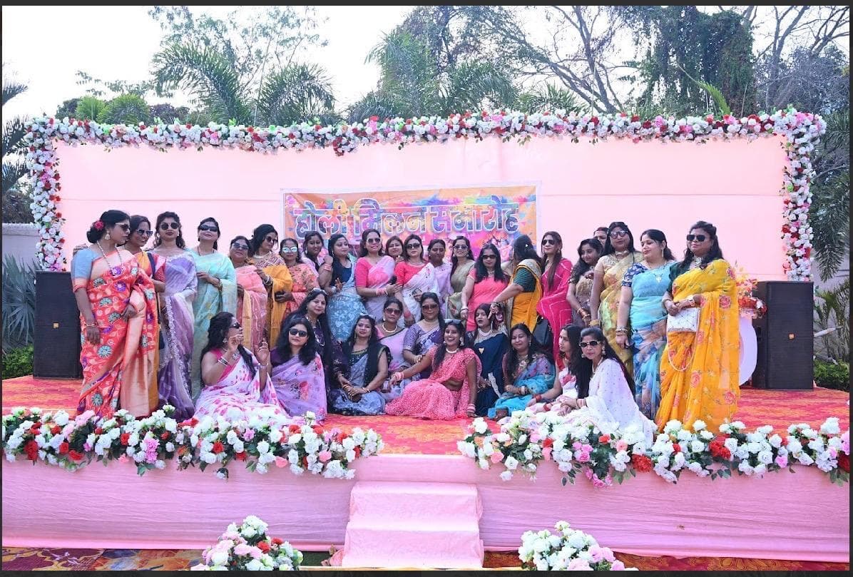 होली मिलन समारोह में महिलाओं ने की मस्ती