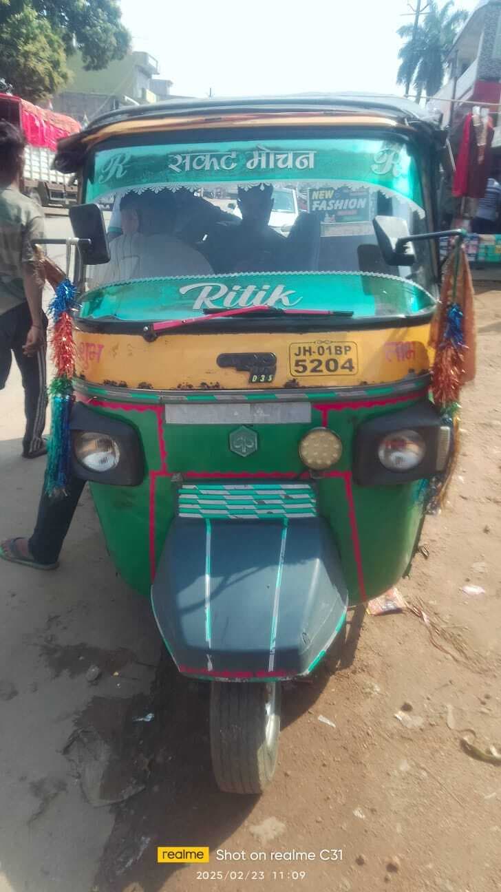 घर के आंगन में खड़ी टेंपो की चोरी