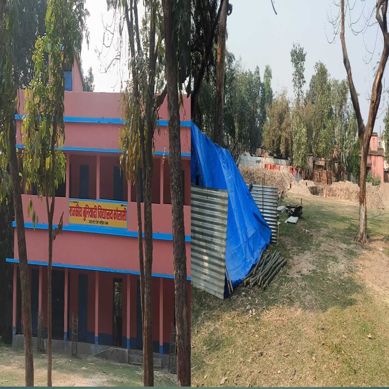 स्कूल परिसर में बिना अनुमति पंचायत भवन के निर्माण पर रोक की मांग