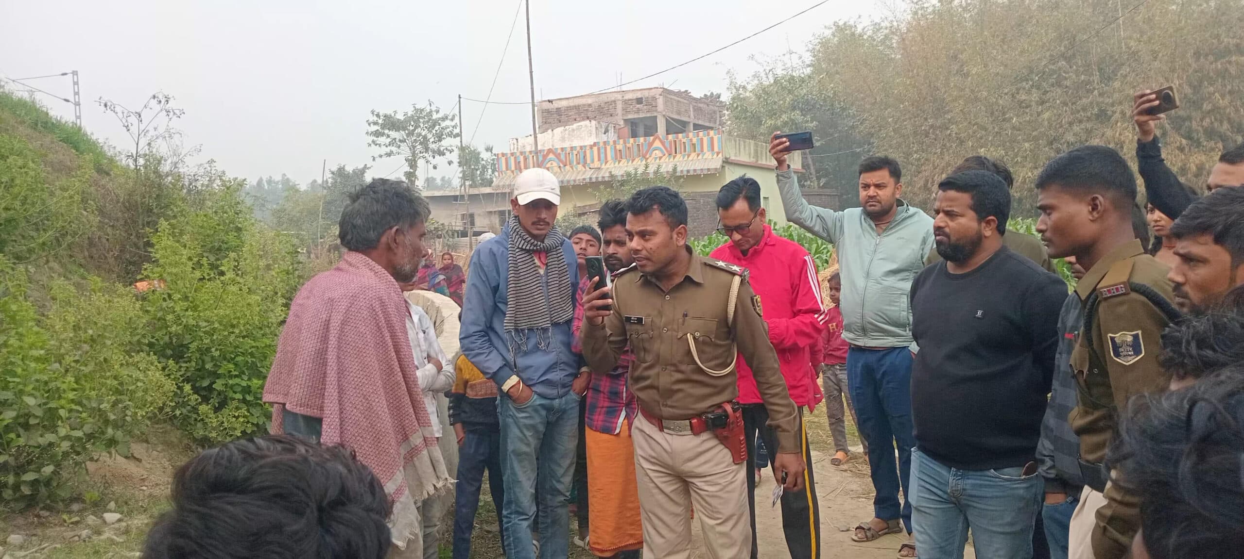 भटकते विक्षिप्त व्यक्ति को ग्रामीणों ने पुलिस को सौंपा