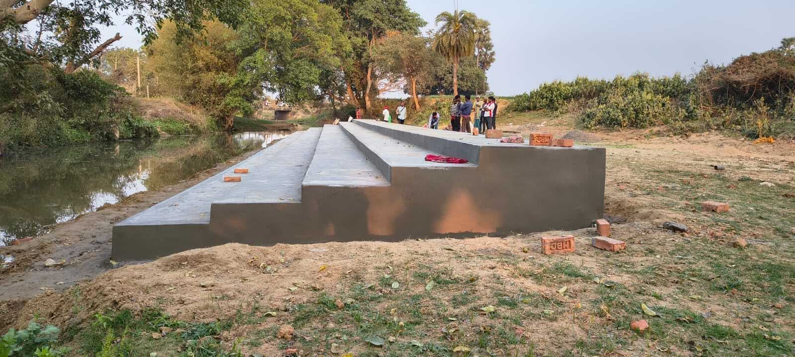 नरहर नदी में बन रहे छठ घाट में बरती जा रही अनियमितता, ग्रामीणों में आक्रोश