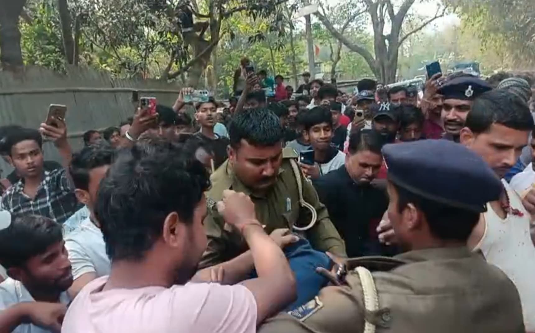 लीड – बच्चा चोरी के आरोप में युवक धराया, पुलिस वाहन को घेर कर ग्रामीणों ने किया हंगामा