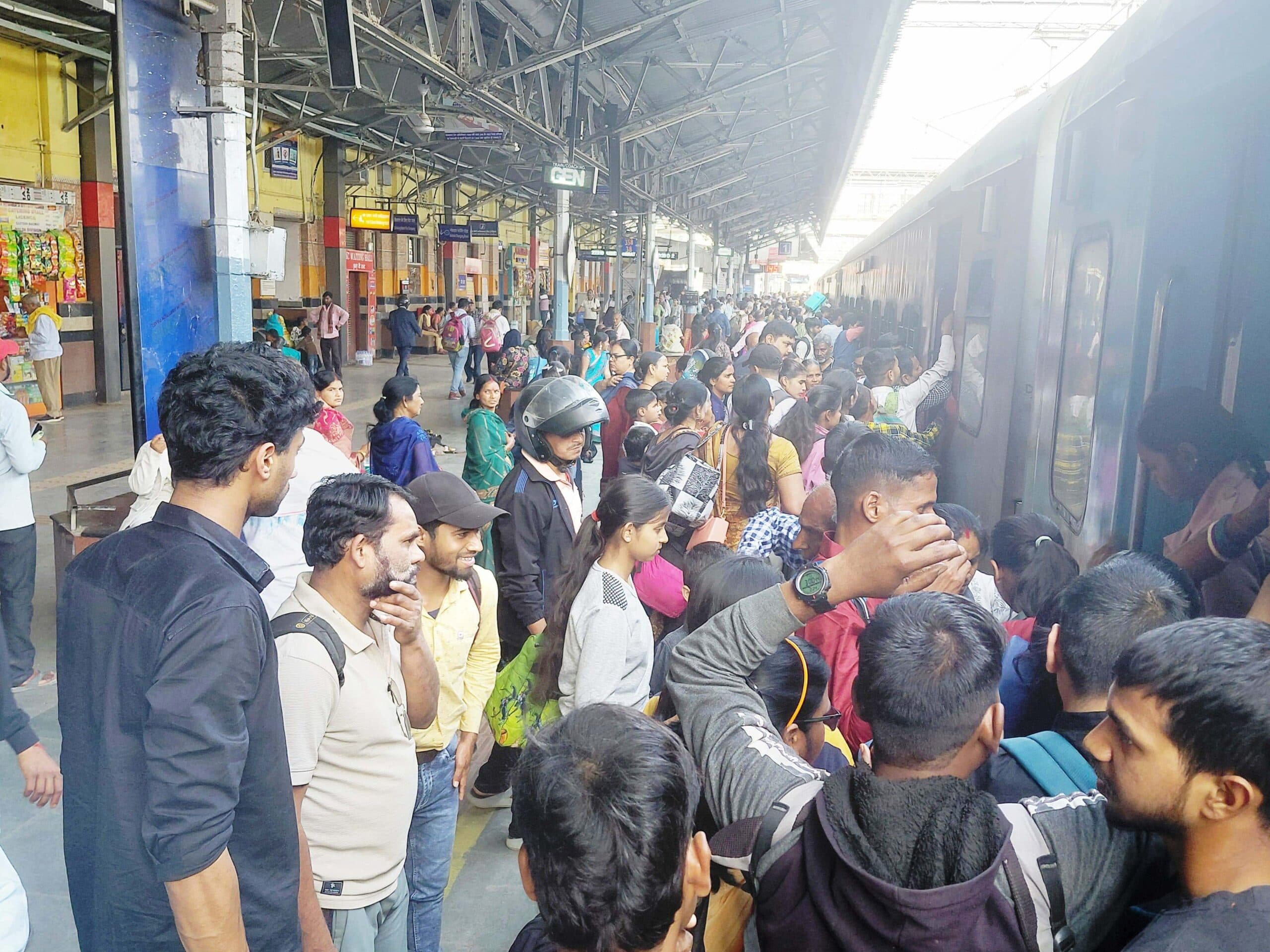 त्योहार के बीच विलंब से चल रही पटना-दुमका एक्सप्रेस, यात्री परेशान