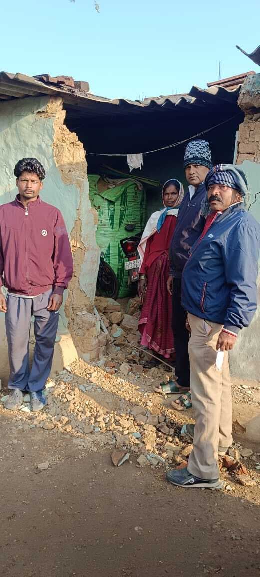 हाथी ने दो घरों को तोड़ा व फसल रौंदी