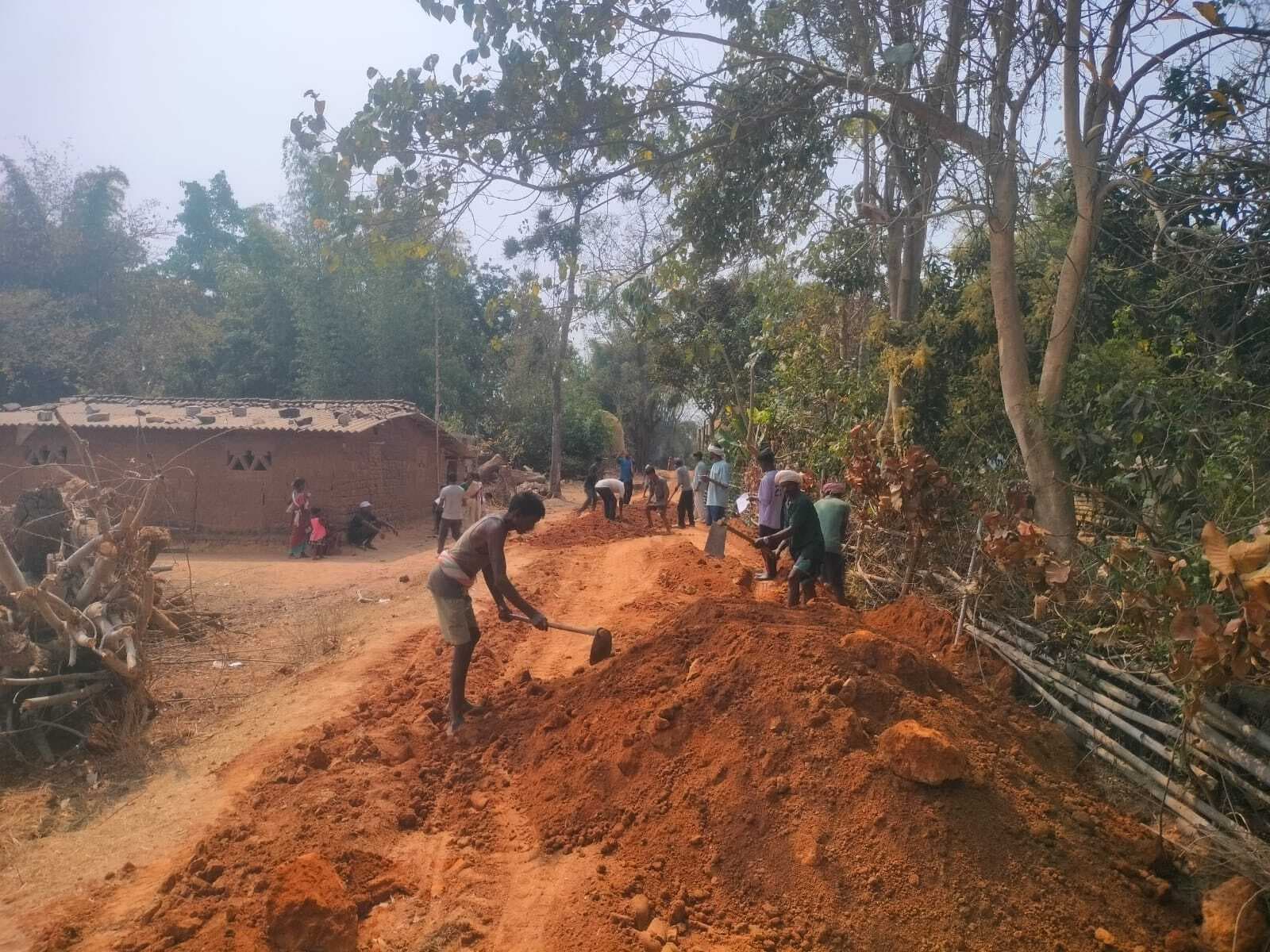 ग्रामीणों ने श्रमदान से बनायी सड़क