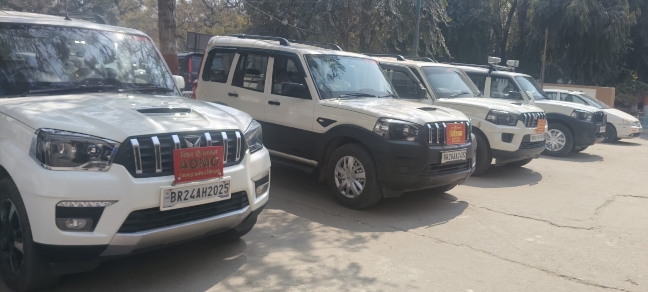 प्राइवेट नंबर प्लेट की गाड़ियों पर सरकारी बोर्ड लगा घूम रहे अधिकारी, डीटीओ मूकदर्शक