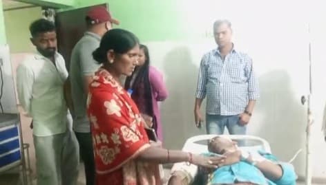 कोयला लदे ट्रक की चपेट में आया कर्मी, बाल-बाल बचा