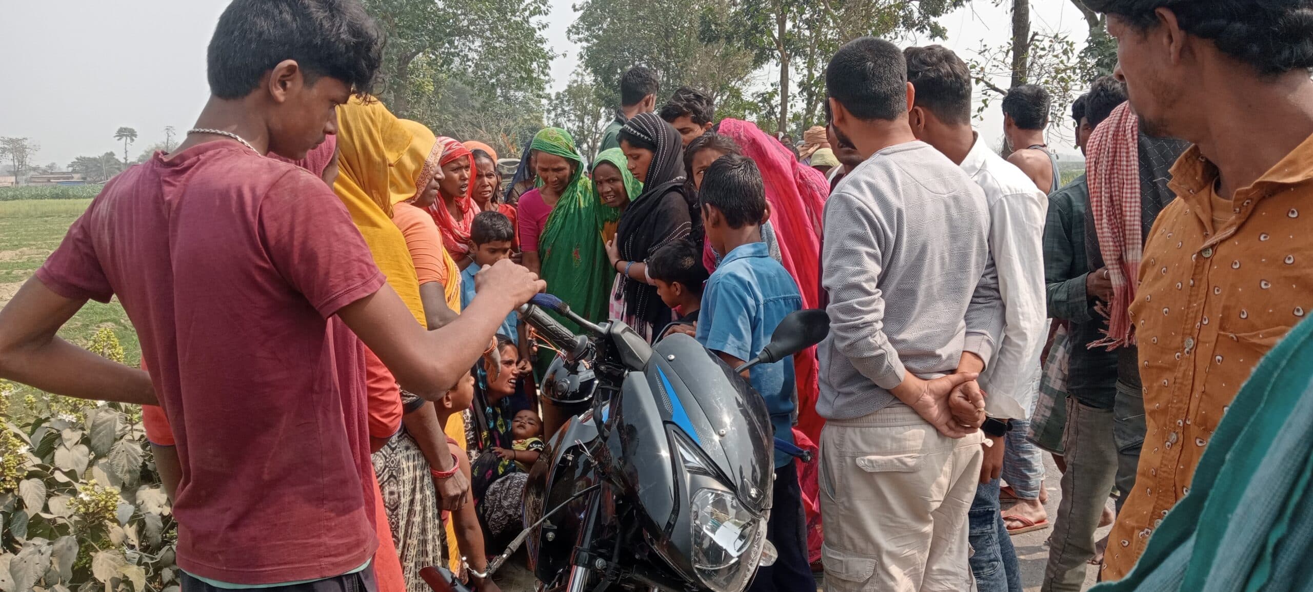 दो बाइक की टक्कर में चार वर्षीय बच्ची समेत दो घायल