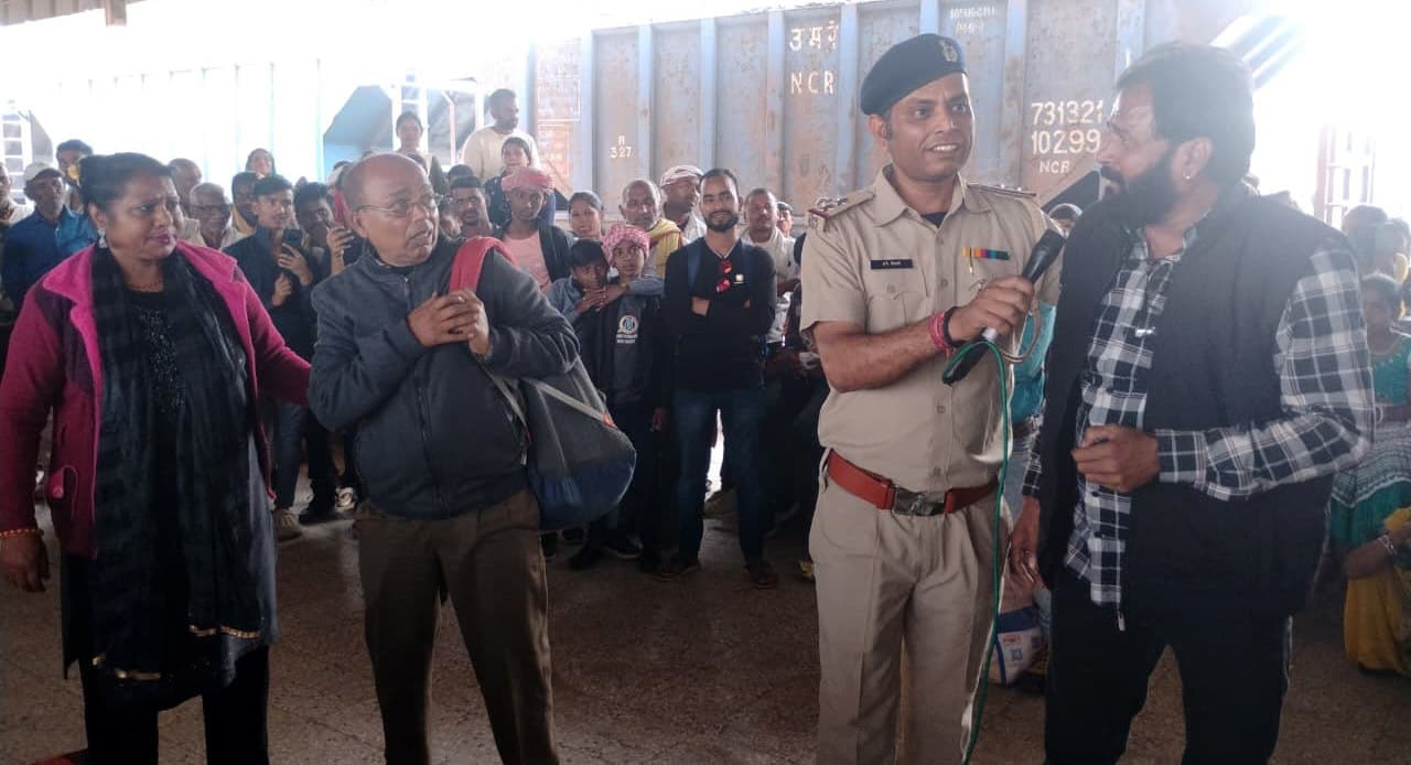 किऊल रेलवे स्टेशन पर नशाखुरानी व साइबर अपराध के खिलाफ चला जागरूकता अभियान